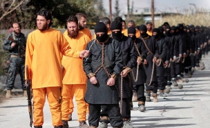 סורים מוצאים פעילי דאע"ש להורג (צילום: טוויטר)
