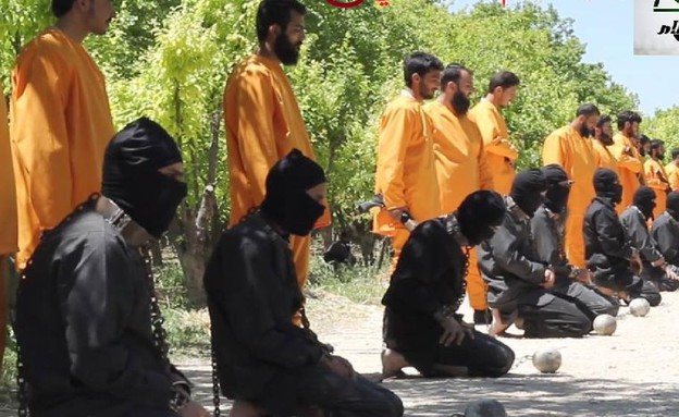 סורים מוצאים פעילי דאע"ש להורג (צילום: טוויטר)