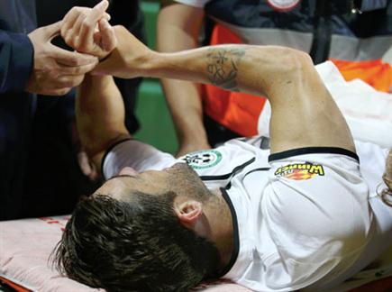 פאס לאחר שנפצע במשחק מול בית