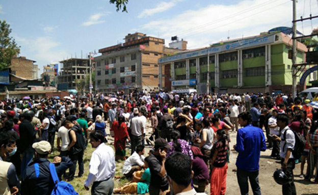 רבים יצאו מהבתים ונמלטו לרחוב. נפאל, הבו