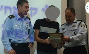הסוכן הסמוי מקבל תעודה הוקרה (צילום: משטרת ישראל, דוברות מרחב שרון)