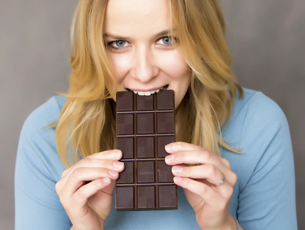 אישה אוכלת שוקולד (צילום: אימג'בנק / Thinkstock)