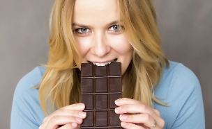 אישה אוכלת שוקולד (צילום: אימג'בנק / Thinkstock)