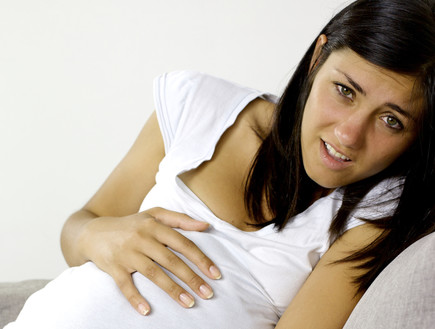 אישה בהריון חולה (צילום: istockphoto)