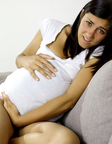 אישה בהריון חולה (צילום: istockphoto)