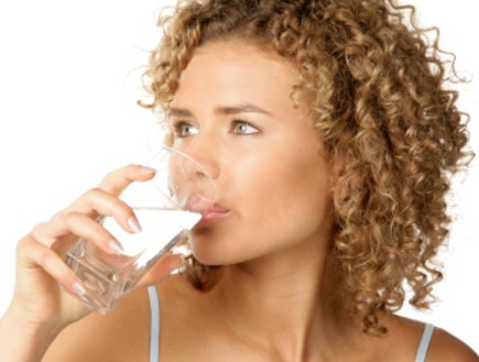 אישה שותה מים8 (צילום: studiovespa, Istock)