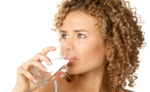 אישה שותה מים8 (צילום: studiovespa, Istock)