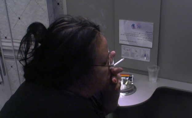 אריאנה מעשנת (צילום: מתוך האח הגדול VIP, שידורי קשת)