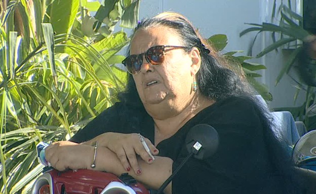 אריאנה מעשנת בחצר  (צילום: מתוך האח הגדול VIP, שידורי קשת)