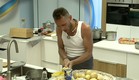 מושיק מקלף תפוחי אדמה  (צילום: מתוך האח הגדול VIP, שידורי קשת)