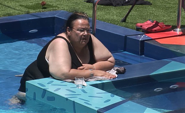 אריאנה בבריכה  (צילום: מתוך האח הגדול VIP, שידורי קשת)