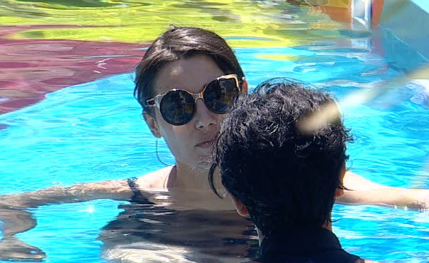 קטיה ונטלי מדברות בבריכה  (צילום: מתוך האח הגדול VIP, שידורי קשת)