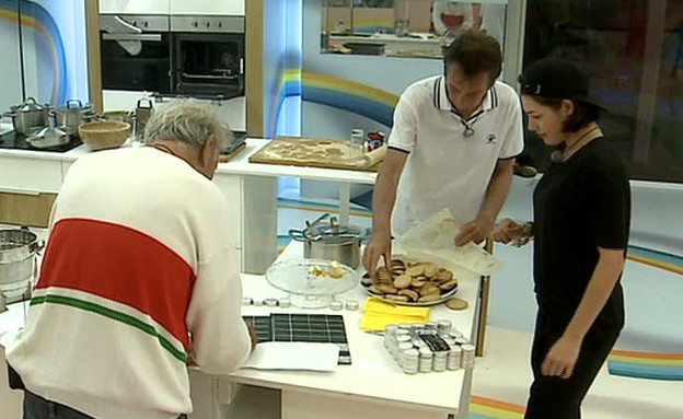 מוטי מכין עוגיות (צילום: מתוך האח הגדול VIP, שידורי קשת)