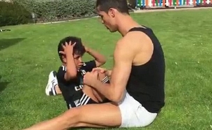כריסטיאנו רונאלדו מתאמן עם הבן