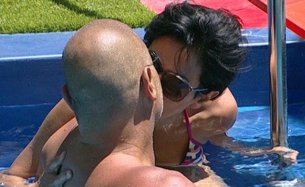 נטלי ואיציק מתנשקים בבריכה  (צילום: מתוך האח הגדול VIP, שידורי קשת)