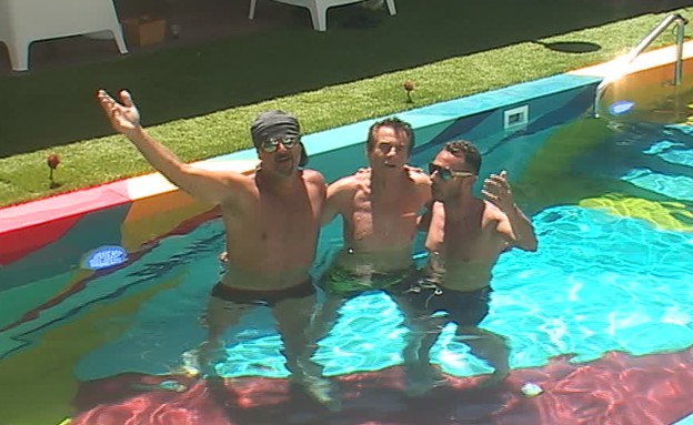 מוטי, איציק ומושיק שרים בבריכה  (צילום: מתוך האח הגדול VIP, שידורי קשת)