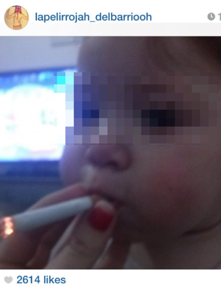 תינוקת מעשנת (צילום: lapelirrojah_delbarriooh)