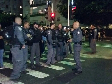המוחים מול השוטרים, הערב (צילום: חדשות 2)
