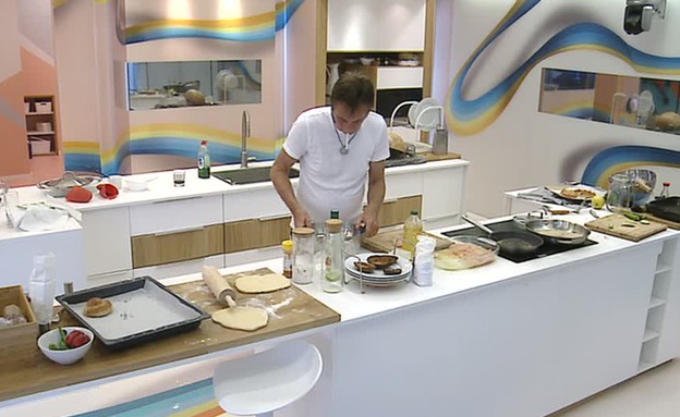 מוטי מבשל במטבח  (צילום: מתוך 