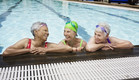 שלוש נשים זקנות בבריכה (צילום: Jupiterimages, thinkstock)