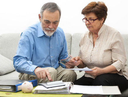 זוג מבוגר מתעסק במסמכים (אילוסטרציה: AlexRaths, Thinkstock)