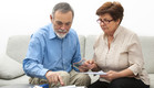 זוג מבוגר מתעסק במסמכים (אילוסטרציה: AlexRaths, Thinkstock)