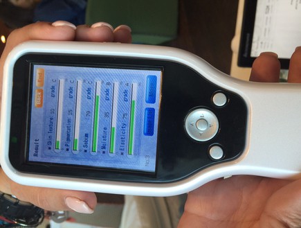 מכשיר נייד לבדיקת העור (צילום: איה פז)