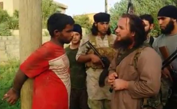 דאע"ש מוציאים להורג עם טיל (צילום: מתוך הסרטון של דאע"ש)