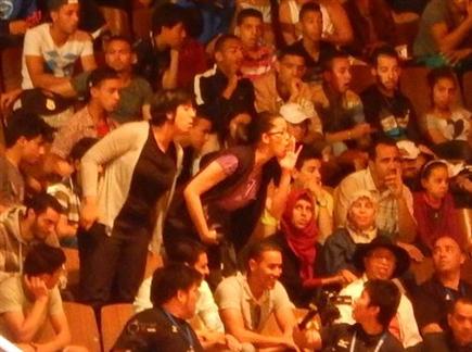 הקהל המרוקאי מקלל את הישראלים (צילום: ספורט 5)