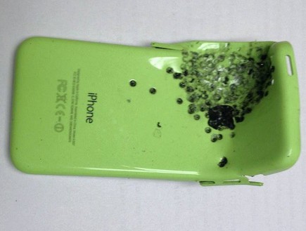 אייפון 5c שספג פגיעת רובה ציד (צילום: Cheshire Police)