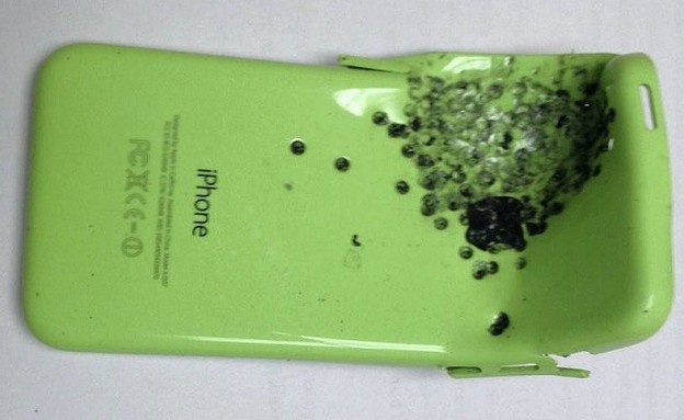 אייפון 5c שספג פגיעת רובה ציד (צילום: Cheshire Police)