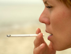 אישה מעשנת סיגריה (צילום: Dominik Pabis, Istock)