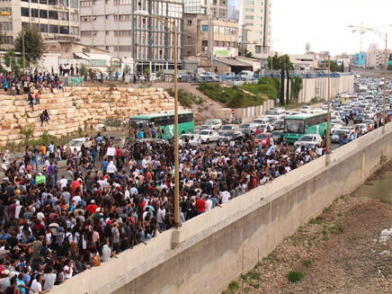 מחאת בני העדה בתל אביב (צילום: יעקב קרצ'ין)