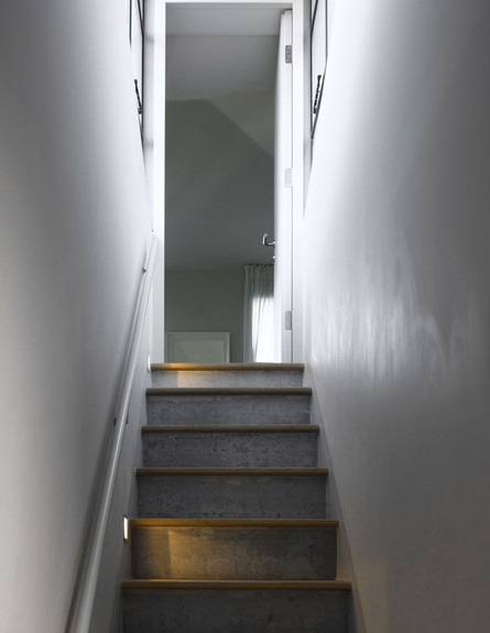 סיגל שכטר, גובה, גרם המדרגות שחודש על ידי חיפוי הרום בלוחות בטון  (צילום: עוזי פורת)