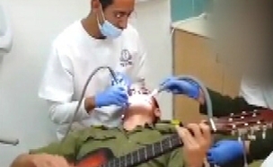 סתימה, טיפול - וגיטרה: צפו בחייל שמנגן בזמן טיפול (צילום: חדשות 2)