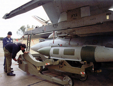 פצצה גדולה על מטוס F16 (צילום: אתר חיל האוויר)