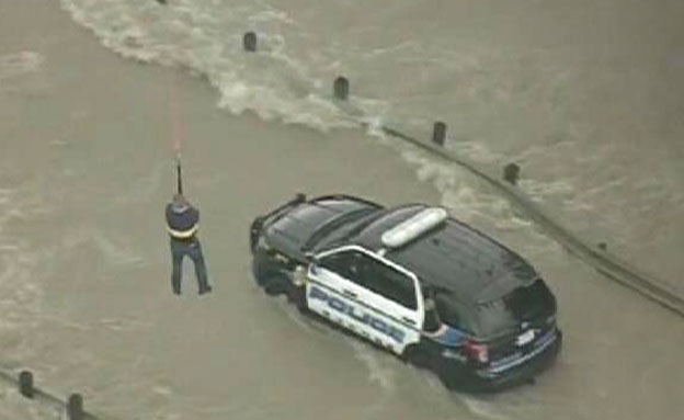 שוטר שחולץ מלב השיטפון (צילום: cnn)