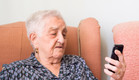 אישה מבוגרת עם סמארטפון (צילום: Ramonespelt, Thinkstock)