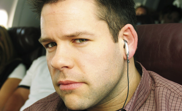 שומע מוזיקה במטוס ת'ינסטוק (צילום: אימג'בנק / Thinkstock)