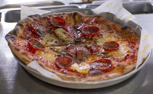 פיצה קלבריה, מסעדת ג'ויה (צילום: אנטולי מיכאלו,  יחסי ציבור )