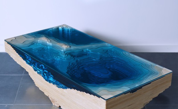הדפסי מים 06, שולחן בהשראת עומקו של האוקיינוס (צילום: duffylondon.c)