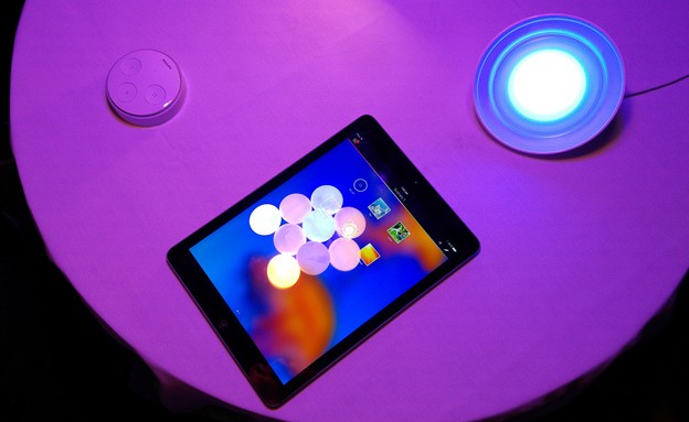 אפליקציית פיליפס Hue והשתקפות של נורות צבעוניות (צילום: יאיר מור, NEXTER)