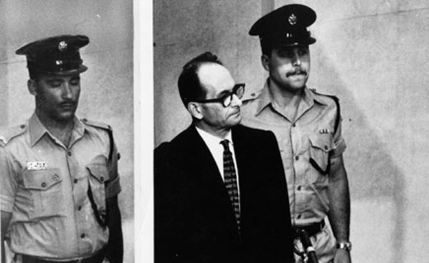 אייכמן במשפטו בישראל, 1961 (צילום: AP)