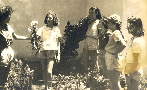 בנות ישראל במכנסיים קצרים (צילום: ארכיון קיבוץ יגור. מתוך אתר פיקיוויקי)
