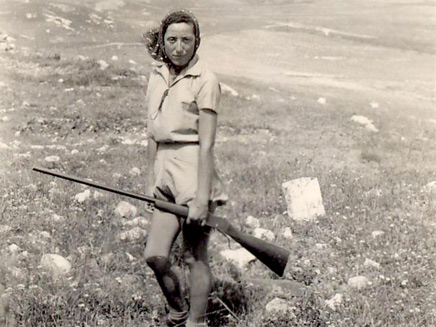 בנות ישראל במכנסיים קצרים (צילום: אתר פיקיוויקי)