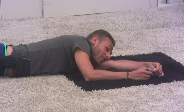 מושיק שוכב על השטיח (צילום: מתוך 