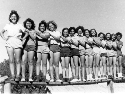 בנות ישראל במכנסיים קצרים (צילום: אוצר תמונות הפלמח The Palmach Photo Gallery. מתוך)