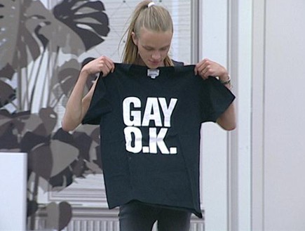 סתיו עם חולצת gay ok (צילום: מתוך 
