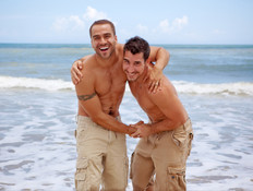 זוג גברים מחובק בים - חברות בין גברים (צילום: istockphoto)