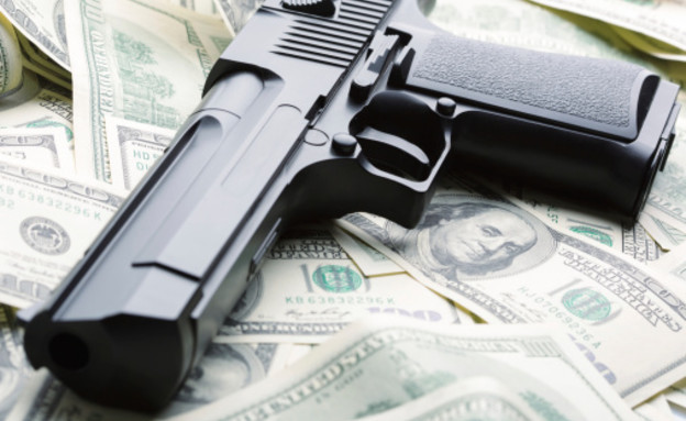 אקדח על כסף (צילום: אימג'בנק / Thinkstock)